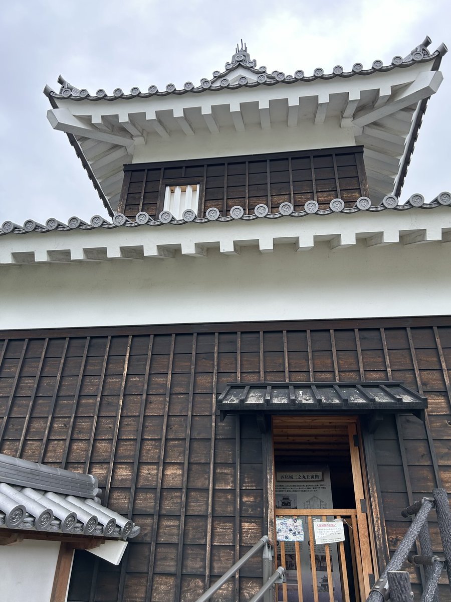 sf3fd8's tweet photo. 西尾城跡
二の丸丑寅櫓（再建）
正保城絵図を参考に再建されたが建築法により一階内部を見れるのみ。しかし本丸丑寅櫓は三階まで登れる。
天守台が再建され天守再建が待たれるが可能なら内藤案の三重四階茶の湯月見天守を再建して欲しい。これは名古屋城と違い資料がないので小型昇降機設置でも良い。 https://t.co/k9SlwhWndC