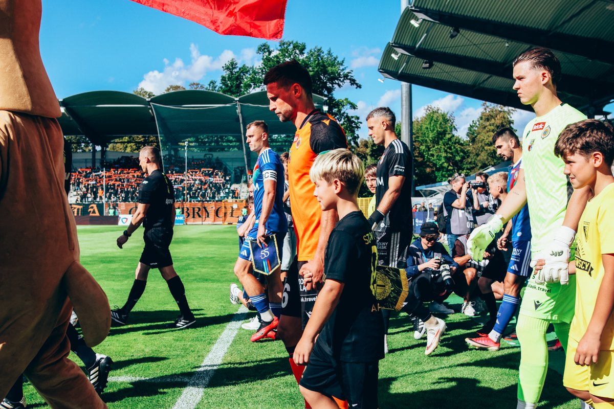 ChrobryGlogowSA's tweet photo. Miedź ⚔ Chrobry. Zobacz kolejne derby na zdjęciach: https://t.co/ug3YX15Zoe 📸 https://t.co/HnFdHifcSW