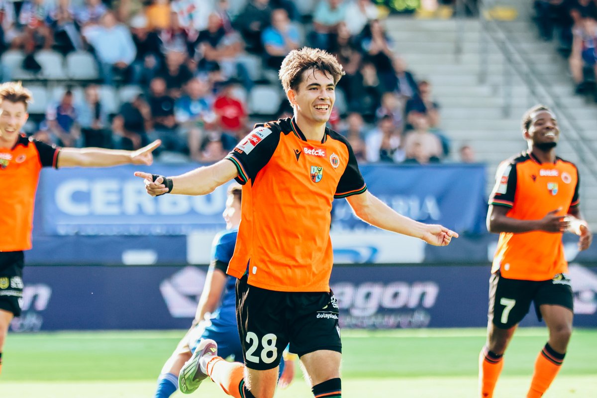 ChrobryGlogowSA's tweet photo. Miedź ⚔ Chrobry. Zobacz kolejne derby na zdjęciach: https://t.co/ug3YX15Zoe 📸 https://t.co/HnFdHifcSW