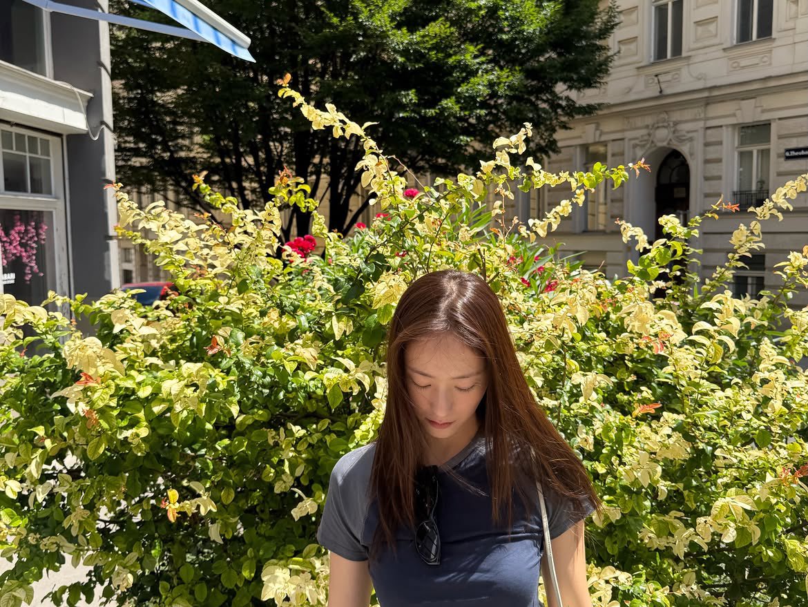 krystclass's tweet photo. [Krystal IG]

“”

📍 Vienna, Austria
🎵 Cortex - Pauvre star

#KRYSTAL #크리스탈 #정수정 https://t.co/RaE9mJxh9U