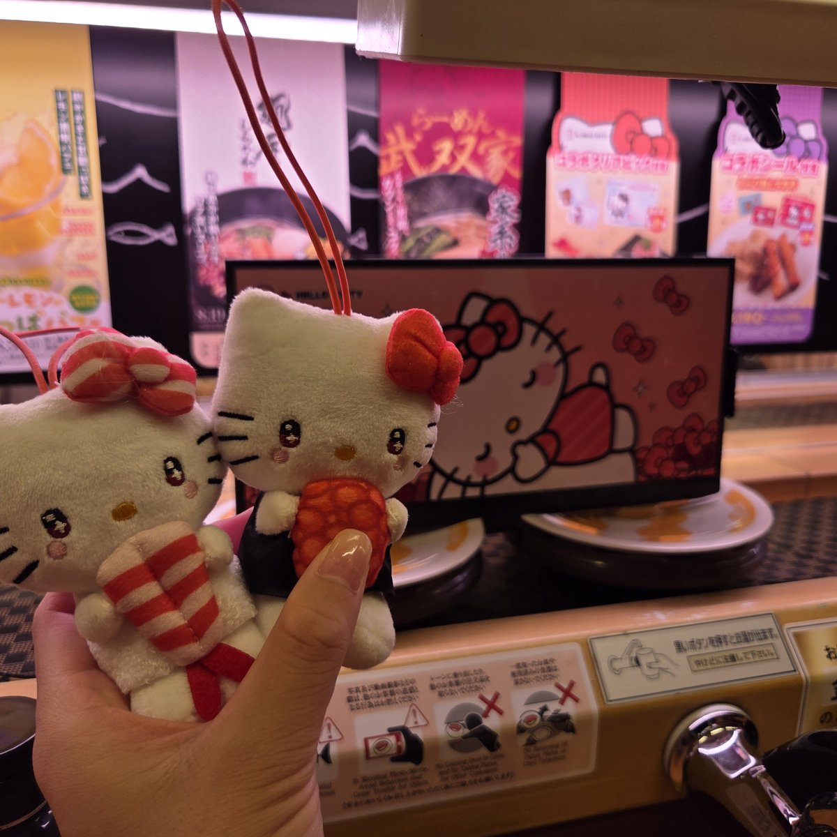 akaringo_123's tweet photo. スシローとキティちゃんのコラボ♡ https://t.co/KAW6b7Q3kD