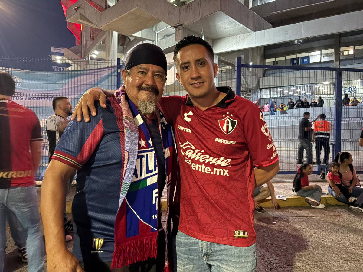 PoliciaGDL's tweet photo. Para que las y los tapatíos disfruten en un ambiente de fiesta de la #Jornada7 del #Apertura2026 que disputarán @AtlasFC y @Atlante, instauramos un dispositivo de vigilancia al interior e inmediaciones del @Estadiojalofic.
#LaPolicíaQueTeCuida 
👮🏽‍♀️🦊⚽️🐴👮🏽‍♂️ https://t.co/9zKUPpQGVC