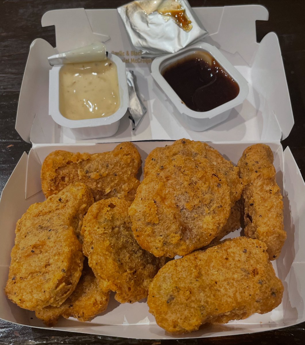 jonnel_khan's tweet photo. #WorldMenuHeist at #McDonalds  in #Ancaster Meadowlands! #GarlicAndBlackPepperChickenMcNuggets with #TruffleFlavouredMayoStyle &amp; #BlackGarlicSauce from #Japan 🇯🇵 3️⃣/10 #GajVsWorldMenuHeist #GajVsChickenMcNuggets #GajVsNuggets #GajVsFastfood #GajVsMcDonalds https://t.co/xDppNfNY2y