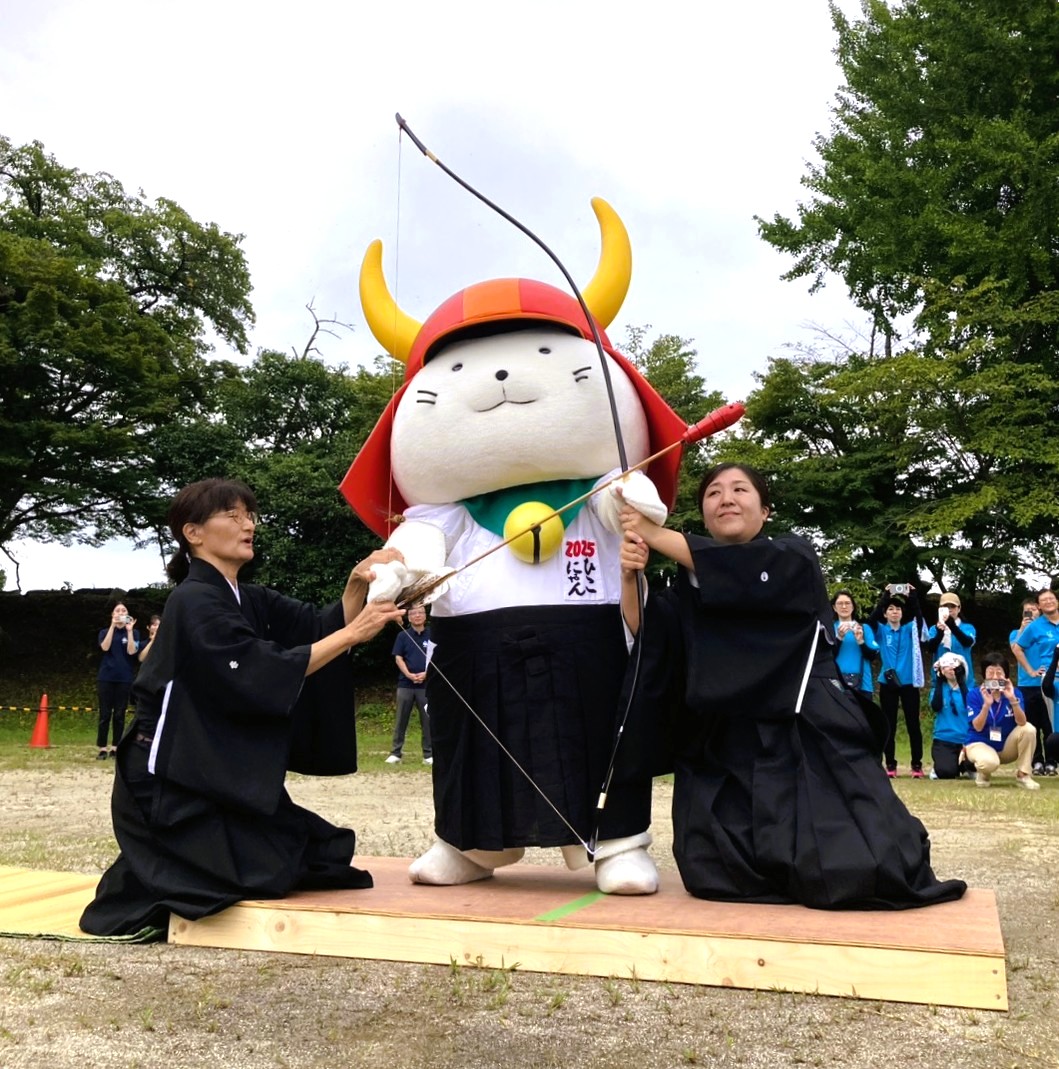 shigayukan's tweet photo. 🏹80㍍先の的を射抜け！ 彦根城に全国から370人

第9回「彦根城眺遠的大会」が6日、彦根城内の大手前保存用地で開かれ、全国各地から過去最多の370人が参加しました。

屋外に設けられた80㍍先の的を狙う、全国的にも珍しい大会。参加者は各チームに分かれ、団体・個人の部で腕を競いました。

開会式後には、ひこにゃんが射手を務める特別演武もあり、会場を盛り上げました。

彦根城を望む特別な舞台で、射手たちが一射に集中しました。

#彦根城 #弓道 #彦根城眺遠的大会