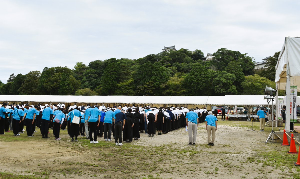 shigayukan's tweet photo. 🏹80㍍先の的を射抜け！ 彦根城に全国から370人

第9回「彦根城眺遠的大会」が6日、彦根城内の大手前保存用地で開かれ、全国各地から過去最多の370人が参加しました。

屋外に設けられた80㍍先の的を狙う、全国的にも珍しい大会。参加者は各チームに分かれ、団体・個人の部で腕を競いました。

開会式後には、ひこにゃんが射手を務める特別演武もあり、会場を盛り上げました。

彦根城を望む特別な舞台で、射手たちが一射に集中しました。

#彦根城 #弓道 #彦根城眺遠的大会