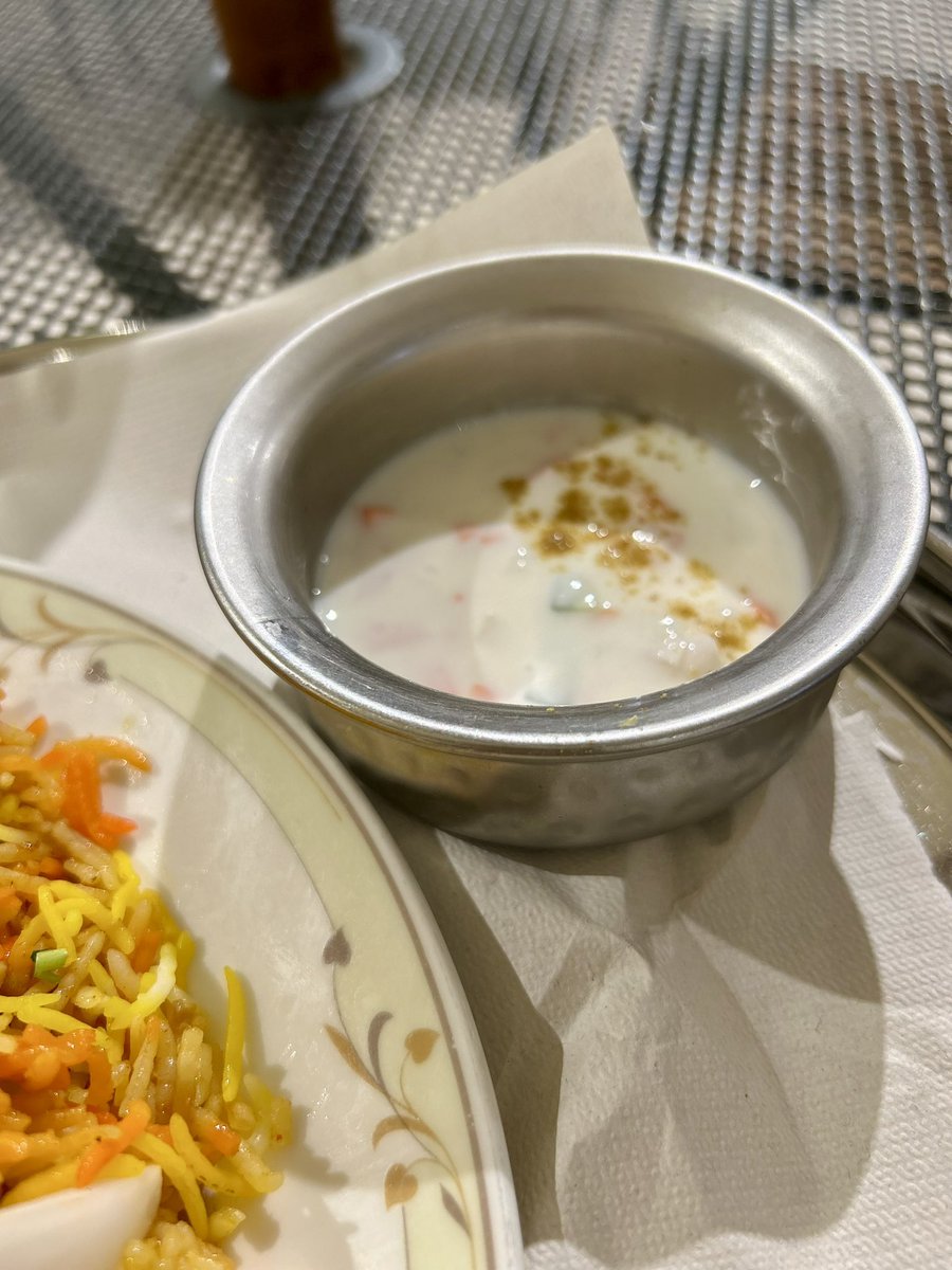 SKYmappp's tweet photo. アナスドーサビリヤニのマトンビリヤニ🐑

100%以上のお腹の減り具合じゃないと完食できない程の盛り盛り！！

巨大な骨付きマトンがスパイスとハーブで炊き込まれた香り高いバスマティライスの中から現れる幸せ。

#アナスドーサビリヤニ #マトンビリヤニ #ビリヤニ https://t.co/y5E86vaS4j