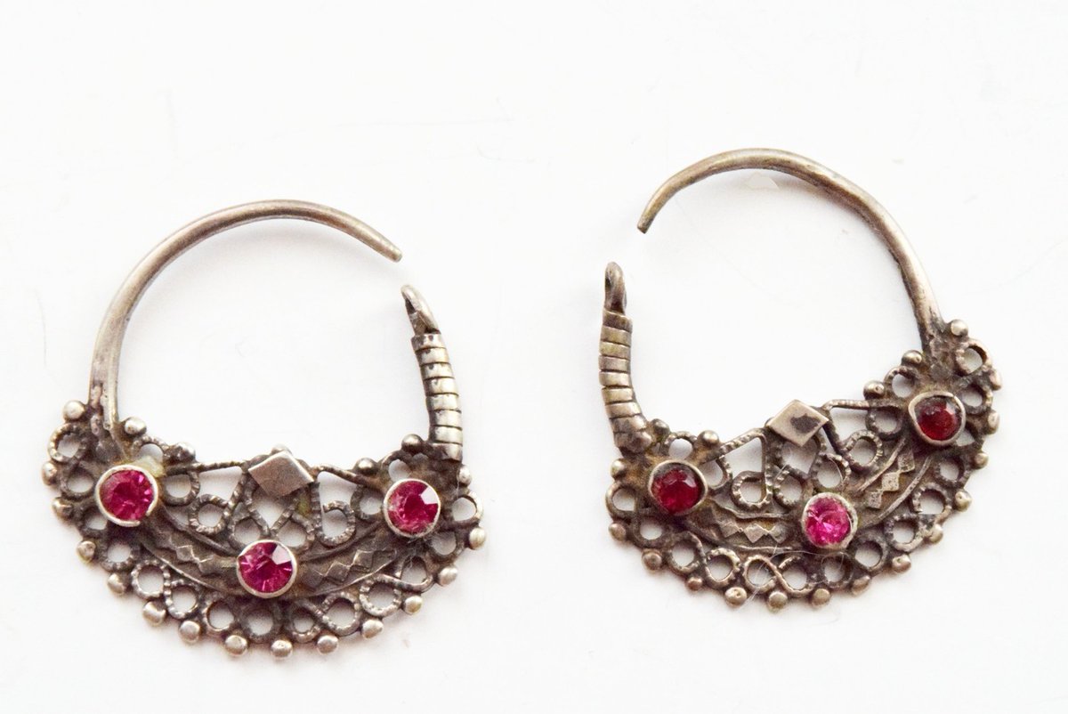 renocerontecom's tweet photo. Vintage small silver Pashtun hoop earrings with pink paste accents. https://t.co/j5GFlzmTUd