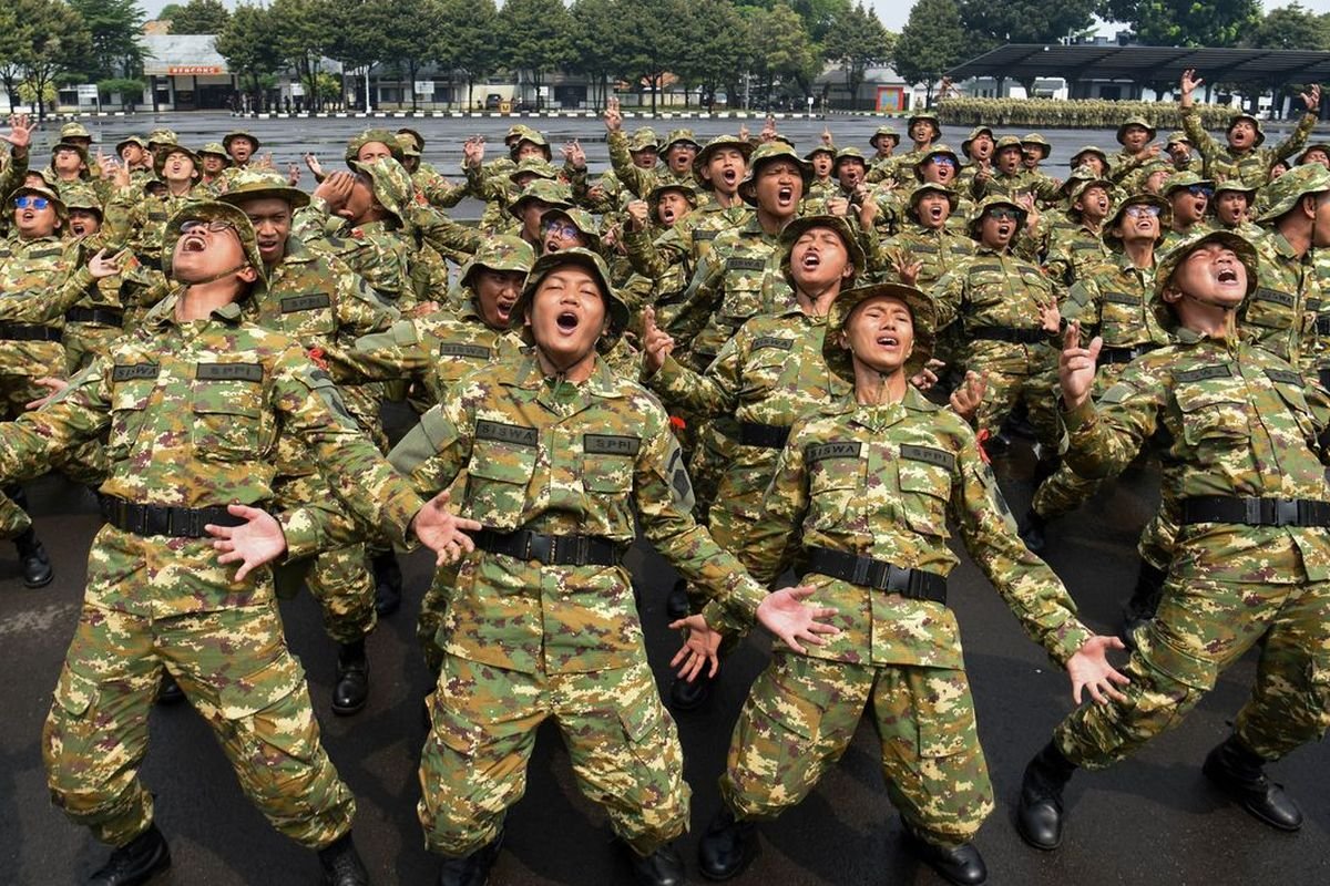 LambeSahamjja's tweet photo. nasib manager kopdes lagi di ping pong:
- 33.785 orang lulus pelatihan 45 hari jadi calon manajer koperasi desa merah putih
- pemerintah janji penempatan mulai pekan pertama agustus 2026
- sampai awal september, 29.830 lulusan masih terkatung-katung tanpa kepastian
- wamenkop cuma jawab "sabar, sabar, ini sesuai jadwal"
- padahal dirjen kemenkop mengaku aturan presidennya masih disusun
- artinya orang direkrut dan dilatih dulu
- payung hukumnya belakangan
- dari 83.379 kopdes yang terbentuk, baru 22.846 yang sarananya siap
- mereka sudah terikat dinas 2 tahun dengan denda rp 100 juta, tapi menunggu tanpa penghasila