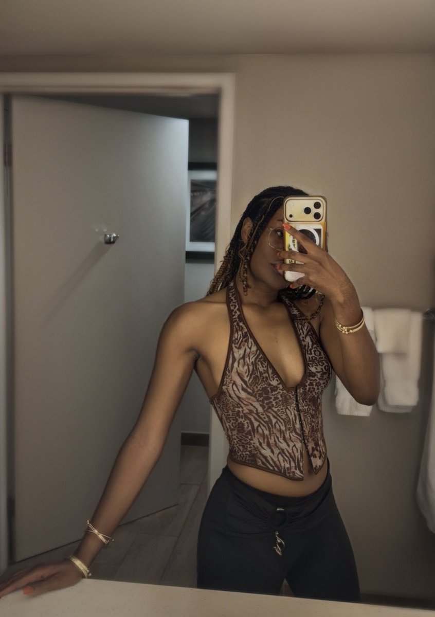 aniyahcue's tweet photo. solo date kinda night https://t.co/PiRPGcJh0G