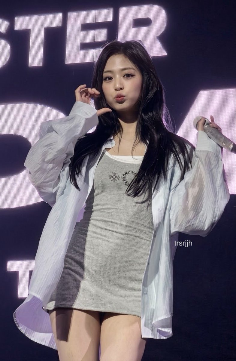 trsrjjh's tweet photo. Ahyeon ang cute eh + grabehan sa fan service 🫠  #CHOOMTourInManila
#AHYEON https://t.co/9u52JJcGfJ