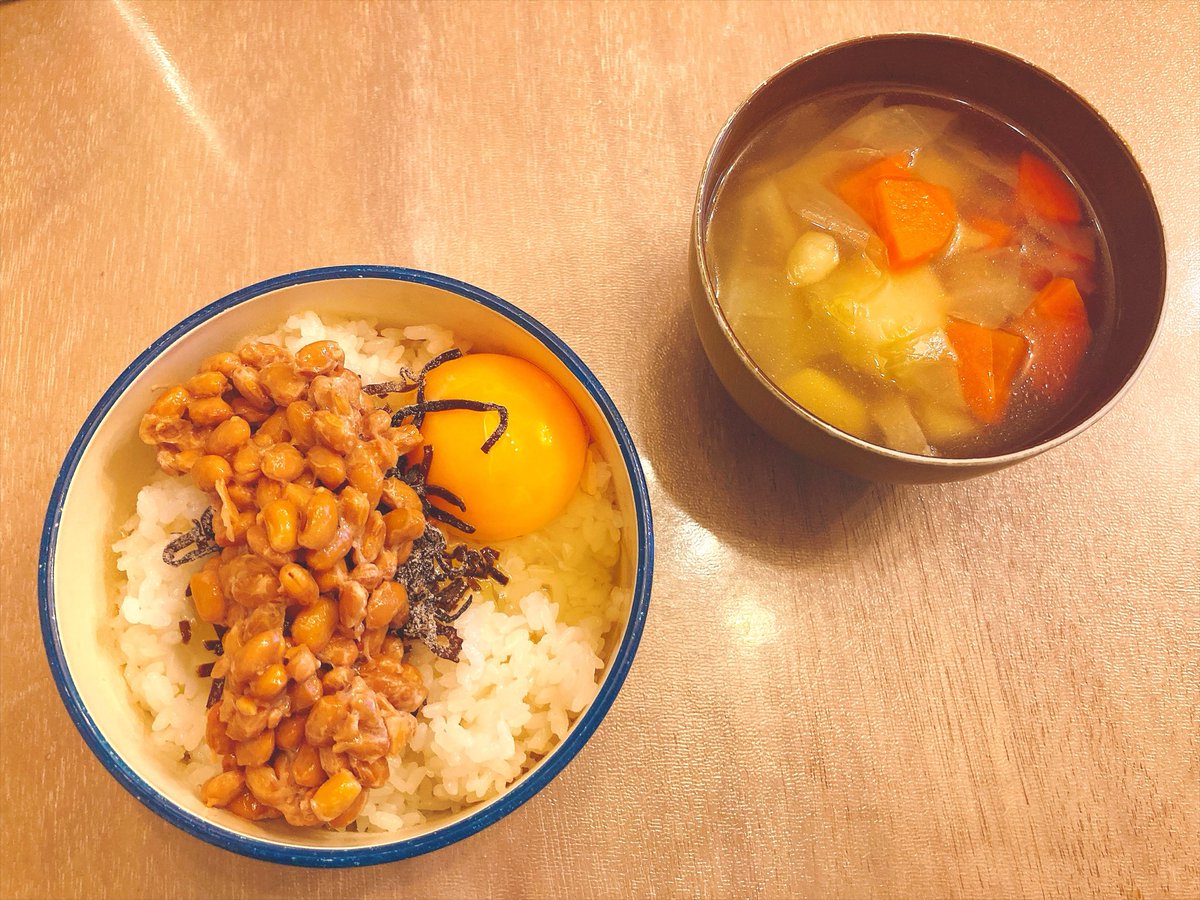 chocomintPPP's tweet photo. 🌞きょうの朝ご飯🌞

塩こんぶ卵納豆ご飯

山盛りご飯に卵かけて塩こんぶと納豆かけてできあがり

白身の水分を吸った塩こんぶが程よくコリコリしてておいしいです🙋‍♀️

あと最近麦ご飯から白ご飯に戻したんですけどめちゃくちゃおいしいです🙋‍♀️

 #おうちごはん
 #ちょこレシピ
 #ロマサガ料理部 https://t.co/2tLFNFRmOz