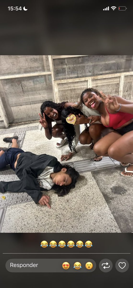 CAOSNORJ021's tweet photo. Está repercutindo um vídeo aonde um menino "especial" está desmaiado na estação de BRT da Guaporé/ avenida Brás de pina, umas meninas puxando cabelo do menino e dando o menino como "morto". https://t.co/WbUEGk5UtZ