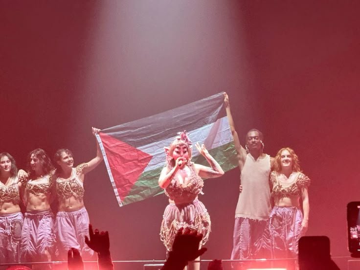 hoshboom's tweet photo. pedirle un álbum sin militancia a la cantante woke mcwoke ??? acaso estamos siguiendo a la misma melanie martinez 😭😭😭 https://t.co/eJcGuK6fxp
