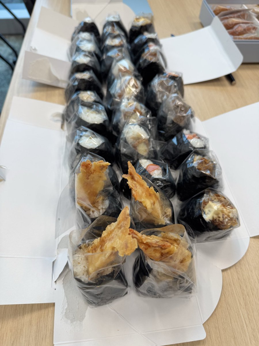 watanabe_1984's tweet photo. ①イベントの色紙を書いてます

②③永瀬九段が買ってきてくれた、おにぎり🍙
あとサンドイッチもある。えっ😦

#棋界最先端 https://t.co/C4D7AF0UV0