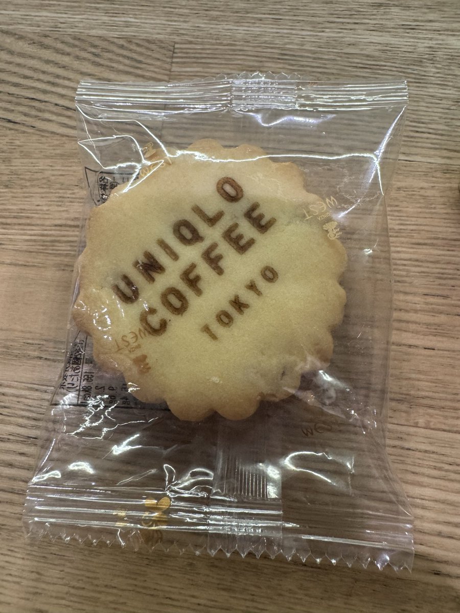 button_butterly's tweet photo. 昨日、お寿司の後。都会ではUNIQLOでコーヒーが飲めるンのは遠���きに見てて知ってはいたんだけど、やっと買い方を把握したので挑戦。冷たいの飲みたかったのにクッキー見たらホットにくら替え。銀座ウエストさんとのコラボので、さっくりほろっと美味でした。 https://t.co/gKOEFgy9Tn
