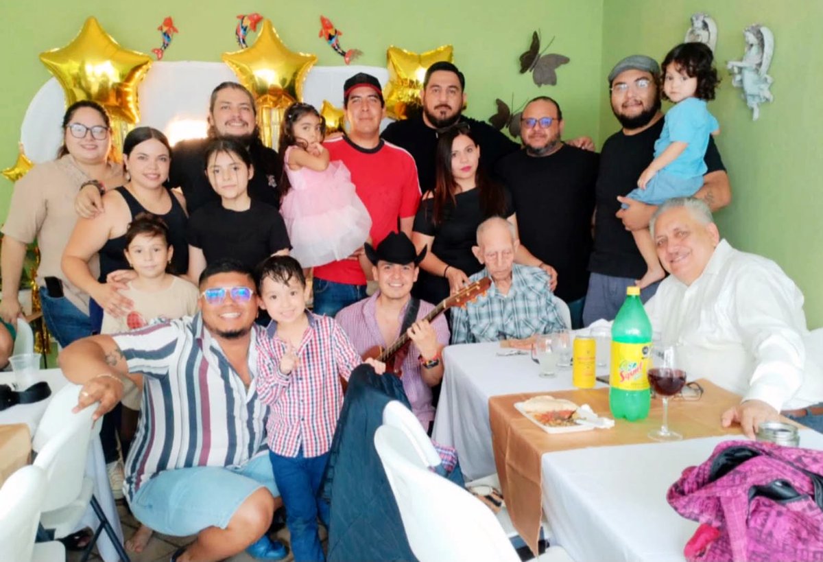 acostanaranjo's tweet photo. MI PADRE.

Mi padre, Don Juan Alonso Acosta cumplió 94 años de edad.
Está cansado, pero sano, con ganas de seguir.

En Tepic lo acompañamos quienes pudimos llegar, muchísima familia que le quiere no le fue fácil acudir, pero estuvimos sus hijos, nietos, bisnietas y tataranietas, además de amigas y amigos.

Vine a decirle, gracias papá, gracias.