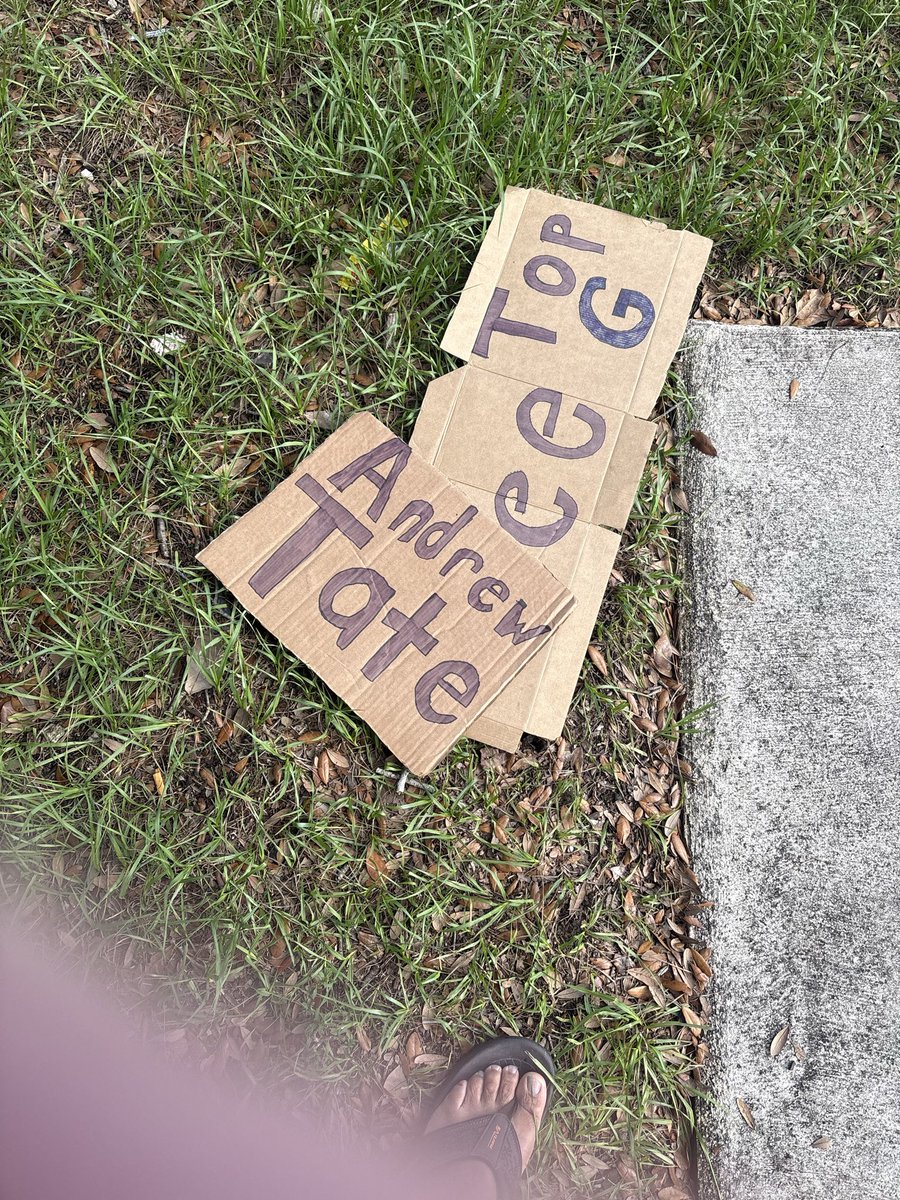 HexSwagger's tweet photo. @tateprotest me and 5 of my other friends have been out protesting this past week all outside of Miami in Fort Lauderdale, Coral Springs, Plantation and other spots! We got a lot of cars honking in support of Tate and boutta get some more this coming week! 🤝💪 https://t.co/3P7NC4HIZ5