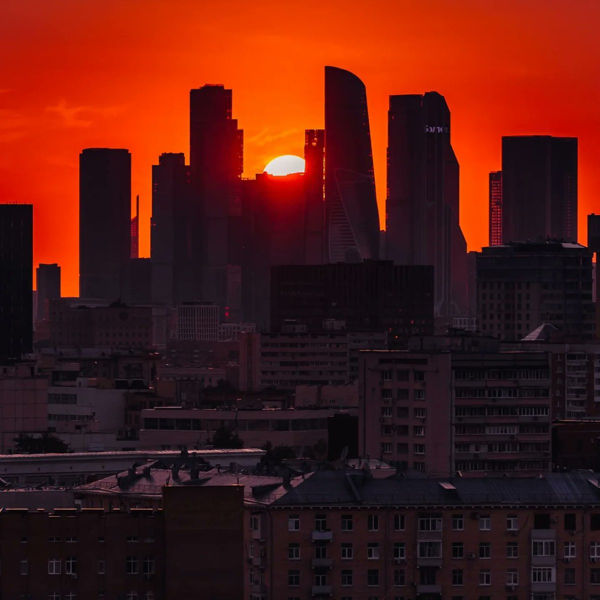 thompsef's tweet photo. Жаркий летний закат в Москве: архитектура мегаполиса словно делит солнце на части, подчиняя природу своей геометрии. Огненный пейзаж — между апокалипсисом и величественным покоем перед ночью. https://t.co/auDpfOdw9v