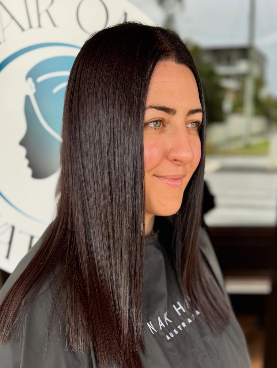 dikdias's tweet photo. Chocolate, but make it warm and glossy. Rich brunette tones, luxe shine, depth and softness for healthy-looking hair with an expensive finish. Style, cut &amp; colour by Bec. https://t.co/qsDannETyP