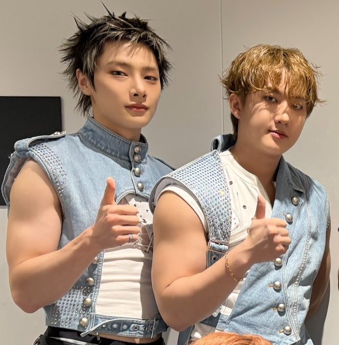spearhyunnie2's tweet photo. 💬: i'm shocked that your arms size has become the same as changbin's 😂
🦊: no... it's not to that extent... https://t.co/H4sqVFMJII