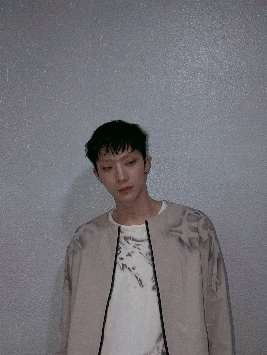jigng's tweet photo. Into the muted palette, I give the camera a downward glance while the textured wall mirrors the understated mood. Sheer layers of grey over printed white create a subdued contrast, lending the whole frame a cool, introspective character with an almost editorial finish. https://t.co/McGo0gKISC