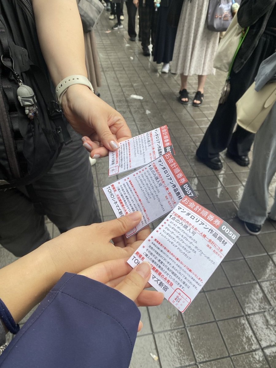 reiq_funky's tweet photo. トーホーシネマ。
朝から並んだよ。300人余裕で超えてて170人後は帰らされてるの見て切ない気持ちに。
前日友達の家に泊まり9時に布団いたのに，盛り上がって永遠に笑ってたら0時過ぎ。
付き合ってくれた友達，列にいた人達が作品愛がすごくて，楽しく待てて感謝。
坊ちゃん大喜びしてくれていい一日 https://t.co/TApULez79R