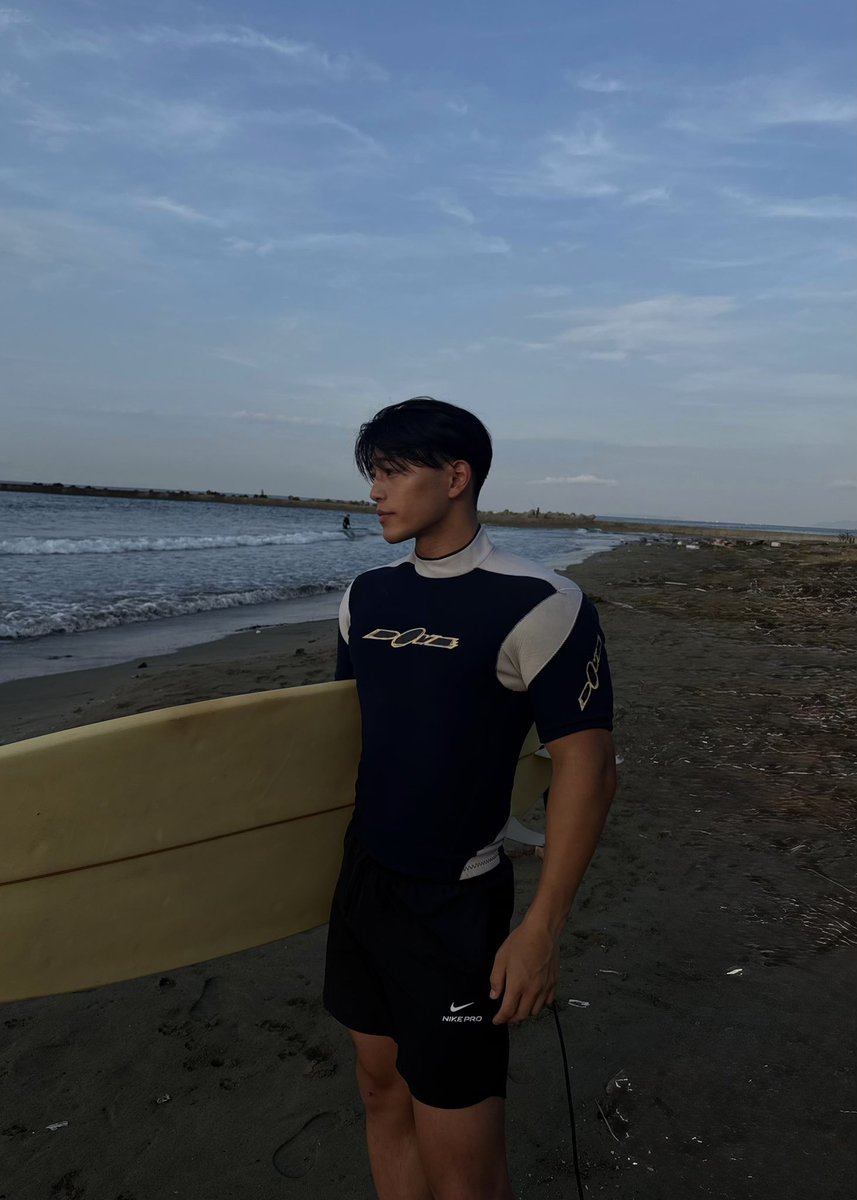 2wr9__'s tweet photo. ウエア抜いたら絞れてるっしょ？(^^)
#gym #training #surfing #海 #大阪 #磯の浦 #マッチョ #筋トレ https://t.co/7ZAGu95BEf