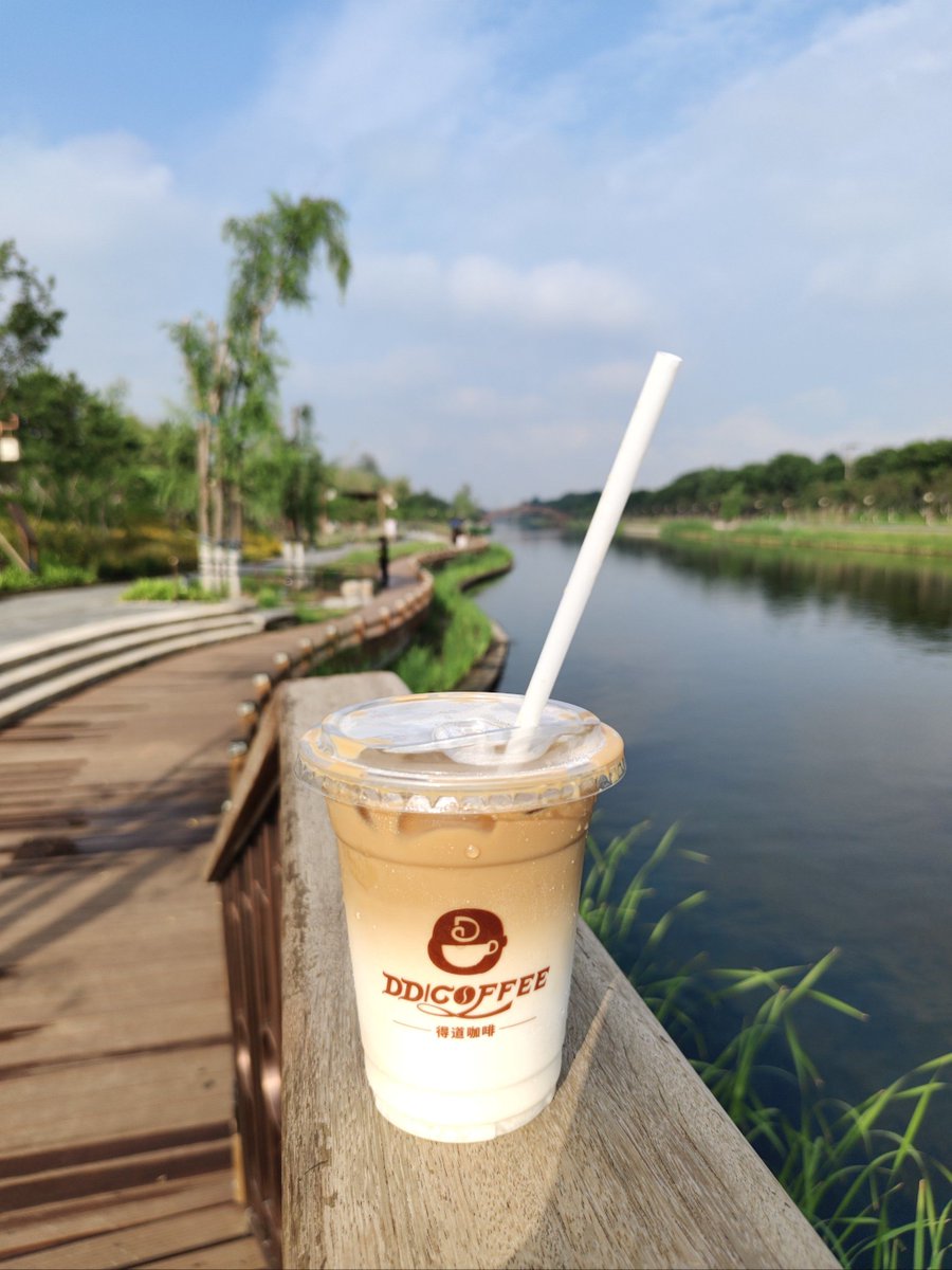 juangolla's tweet photo. Hey, I just grabbed your favorite iced latte on my way over! Small ways to make someone’s day brighter ， https://t.co/izXoJGZsSM