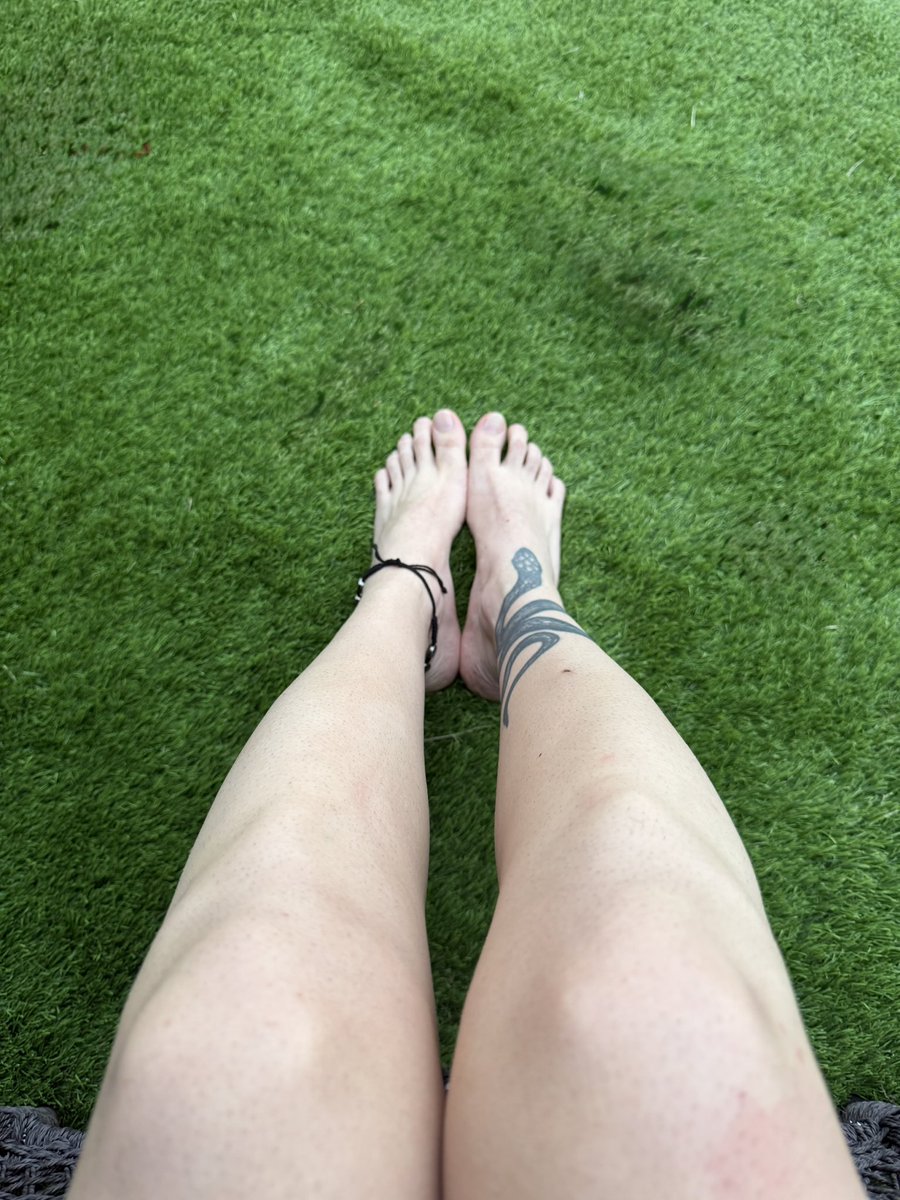bryanncurbelo's tweet photo. I wanna get more tattoos on my legs #feet #feetfetısh #femboy #sissy https://t.co/xaMP5pTYTf
