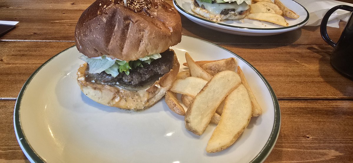 julienkabigon's tweet photo. 友達の部屋の模様替えを手伝いた。
報酬：ハンバーガー🍔
十分です😂 https://t.co/LzGSxXCP6S