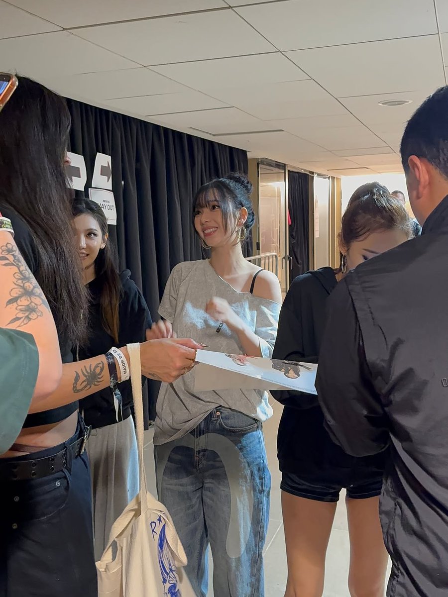 winteraphy's tweet photo. Pabllo Vittar posted more moments of her with aespa at the backstage. They all look so excited to meet each other 🥹 https://t.co/fim8zgzuZQ