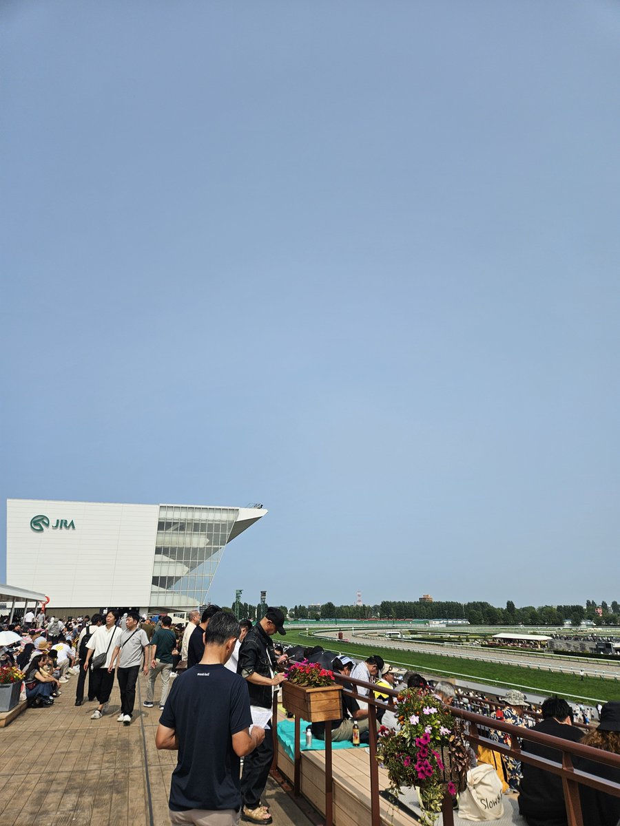 StayHalo's tweet photo. 札幌競馬場あまりにも快晴すぎて暑い笑 https://t.co/0cluvXdk3X