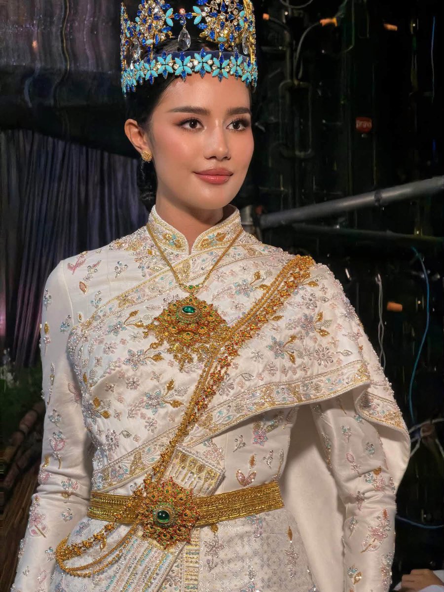 m_mpulemu's tweet photo. ชุดไทยศิวาลัยที่โอปอลล์ใส่ รายละเอียดคือสวยตาแตกมาก เสียดายแสงไฟบนเวทีมันแบน ขาวจ้าไปหมด #MissWorld https://t.co/QTgosvf0HW
