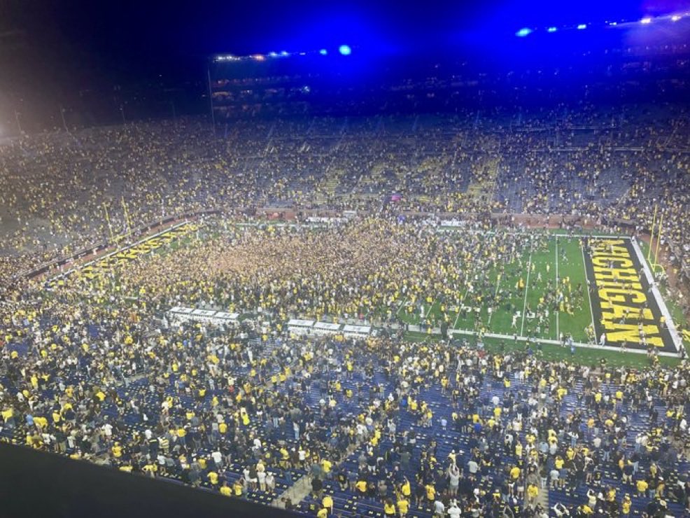 MrOH1O's tweet photo. Storming the field after beating a MAC team is more embarrassing than losing to a MAC team https://t.co/Wx2nJWoKrQ