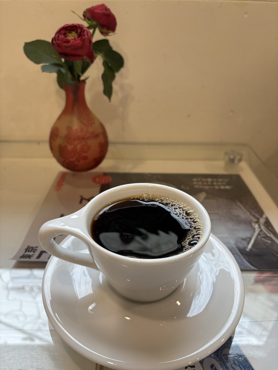 RoasterAoyama's tweet photo. 9月6日日曜日　OPENしました

今日は一日雨模様☔️

こんな日はゆっくり飲める深煎りのホット珈琲が合う
ネルドリップで淹れるデミタス珈琲はいかがですか☕️

笑う門にはhappy come come🐈‍⬛ https://t.co/GDR4YHwBJp