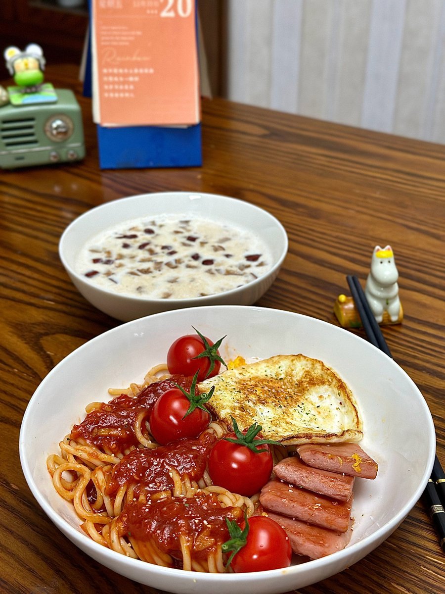 driixxx's tweet photo. Just had the coziest dinner: creamy tomato pasta with fresh basil and a side of garlic bread. Nothing beats simple, delicious comfort food after a long day https://t.co/CjQBPwfhgu