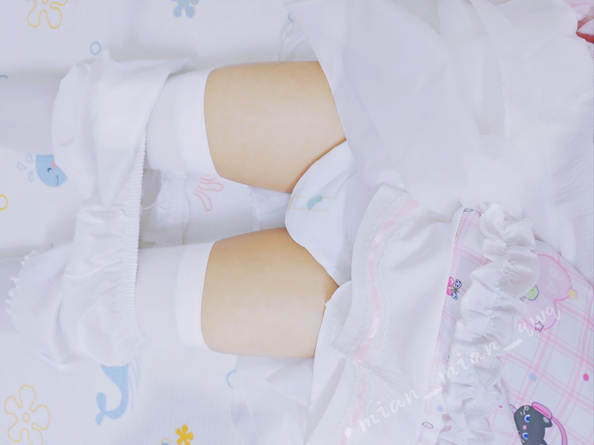 mian_mian_qwq's tweet photo. 明明是男孩子却被换上可爱的裙子和尿布，好羞耻呢(⸝⸝⸝>`﹏ˊ<⸝⸝⸝)
#diaper #尿布 #幼児退行 #おむつ #お漏らし #abdl #男の娘 https://t.co/lrbCxood1X