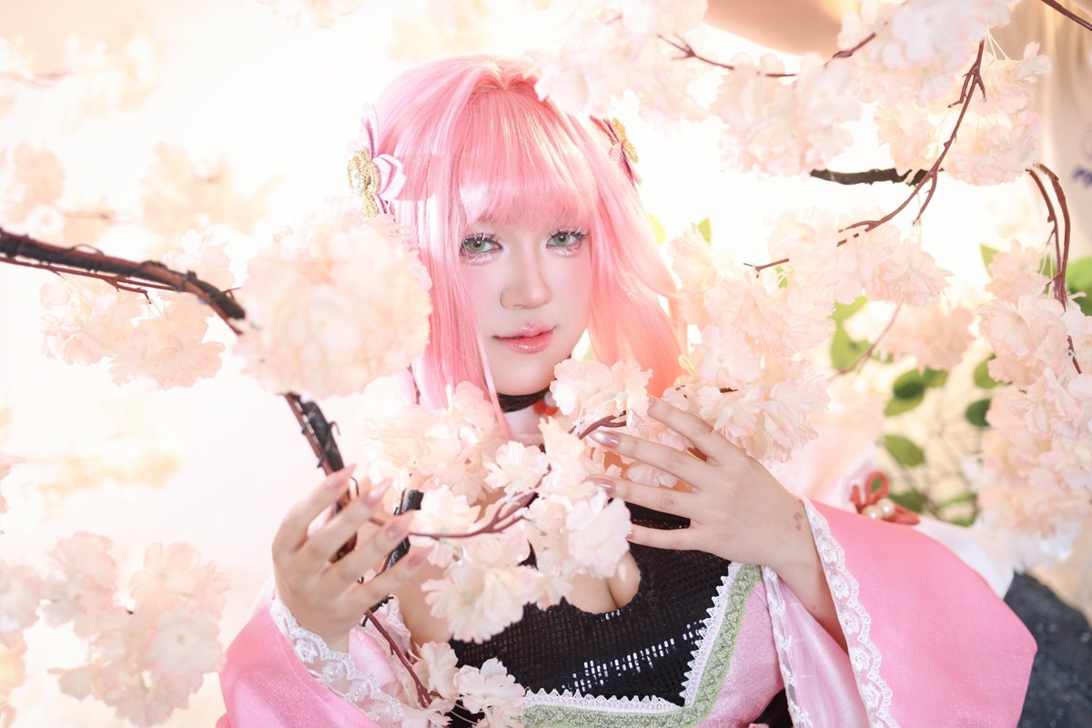 Shiva08977443's tweet photo. いつもコスプレ撮影では背景にたくさんのお花を使うのが好きなんだけど、今回はうららかとフブキの絆を表現するために、あえてこのセットにしました🌸❄️

大正解だったし、めちゃくちゃお気に入り！✨

#RuneFactory 
#ルンファク 
#ルーンファクトリー 
#龍ファク 
#龍ファクアート https://t.co/j9PiVPd44i