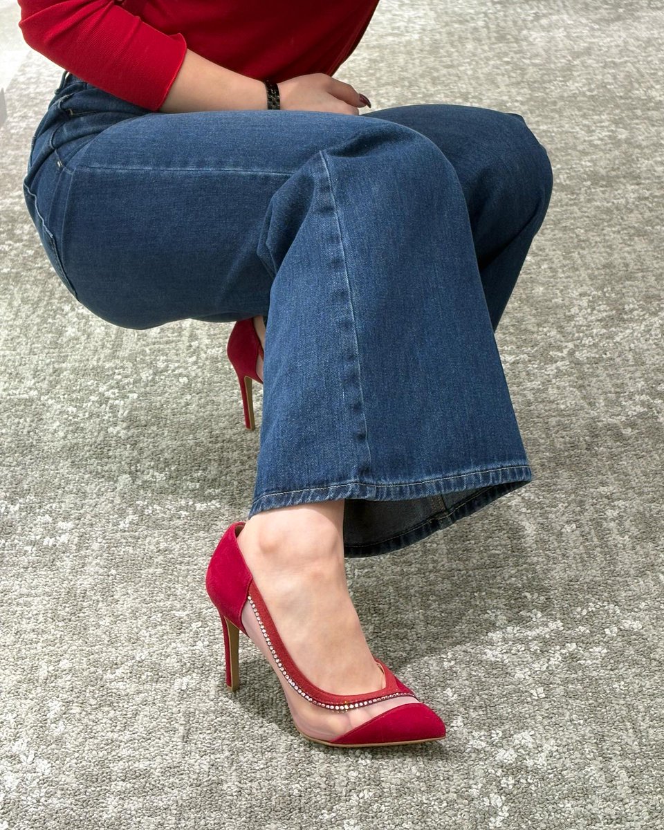 helio197's tweet photo. 素材とカラーで印象自在。美しいポインテッドトゥとラインストーンが、脚をすっきり女性らしく演出します。ツイード、赤、チュールからスタイリングに合わせて楽しめる一足。 https://t.co/GUQ4UP7oPW