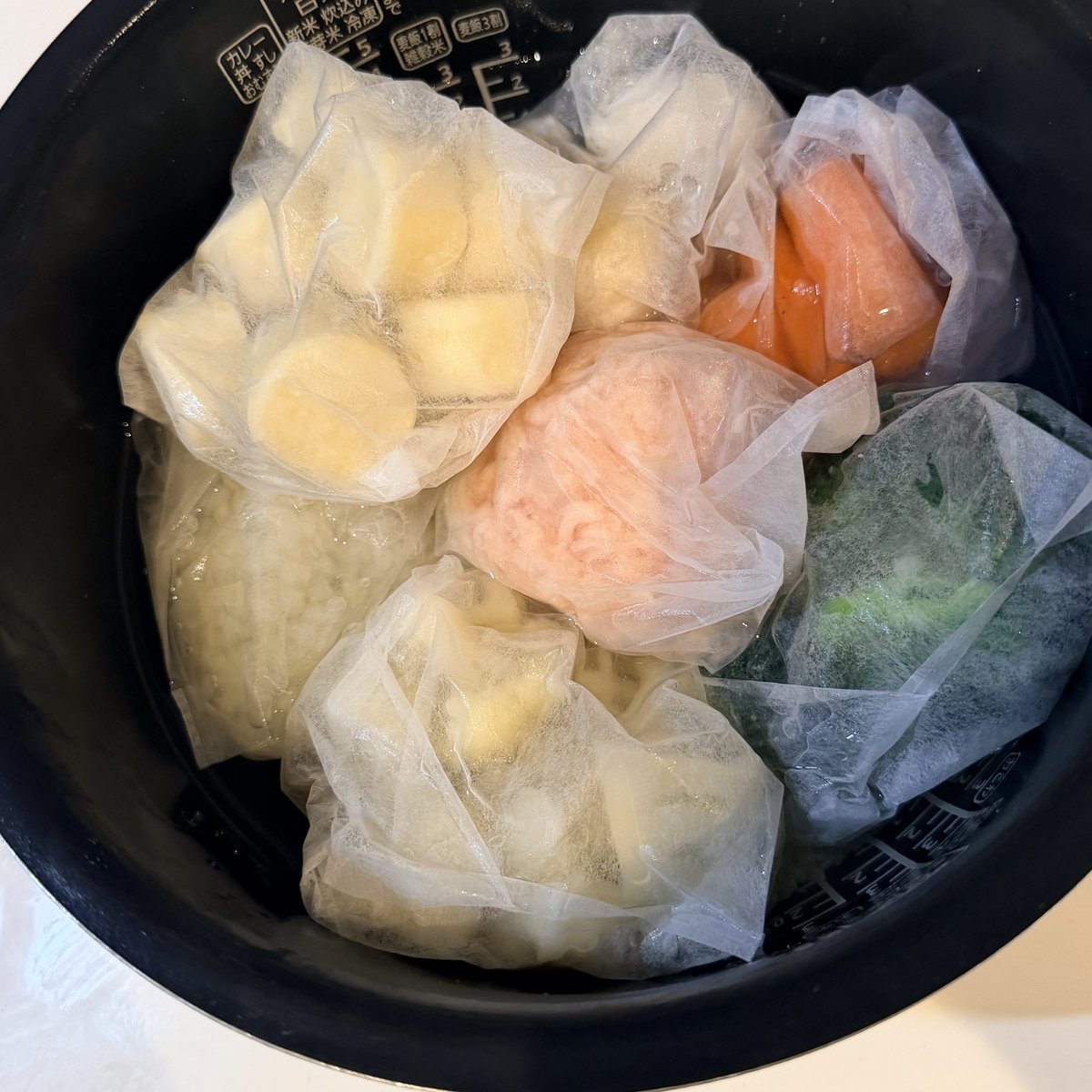 w1shurhappiness's tweet photo. 炊飯器で一気に作るやつ、つくるのも待ち時間も楽すぎたし舌で潰せる柔らかさになってすごい！ https://t.co/SseQLIMd7H