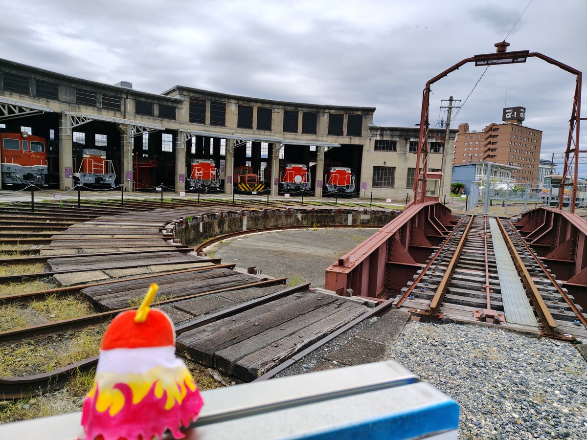 LQS5hz8NqQmMDWj's tweet photo. 津山まなびの鉄道館に行ってきたホゲ🚂
転車台かっこいいー！
ラッセル車が🦀みたいでかわいいホゲ〜 https://t.co/p372cO9YOU