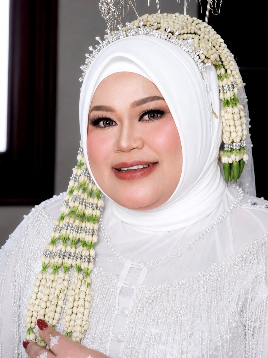 MaiEsterson's tweet photo. Akad look, selfie-ready. Makeup hijab by Paramita. Attire &amp; accessories by @paramitaattire https://t.co/ot4A7VpDIZ
