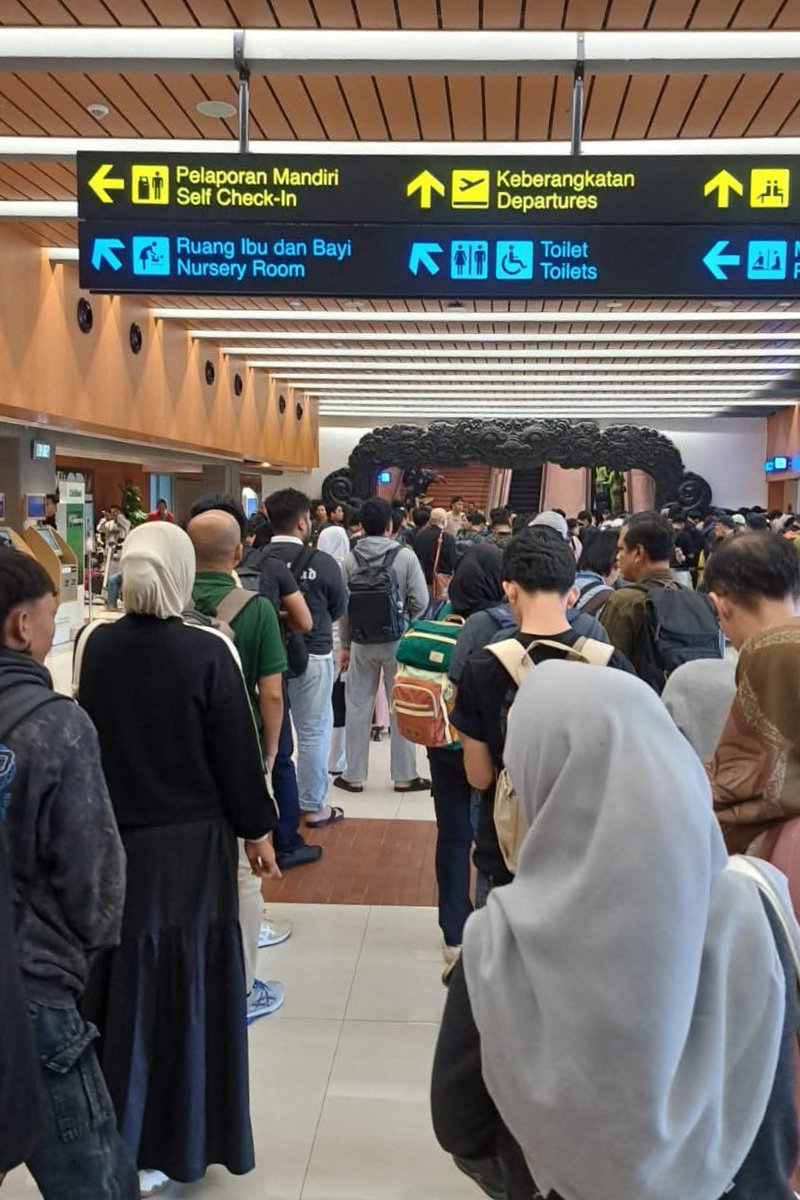 txttransportasi's tweet photo. Pada Minggu (6/9/2026) pagi hari ini, Bandara Soekarno-Hatta (CGK) dan Bandara Halim Perdanakusuma (HLP) ditutup sementara karena dampak abu vulkanik erupsi Gunung Anak Krakatau.

Penutupan bandara akan berlanjut atau diperpanjang hingga situasi kembali kondusif. https://t.co/zuaIrzCiN2