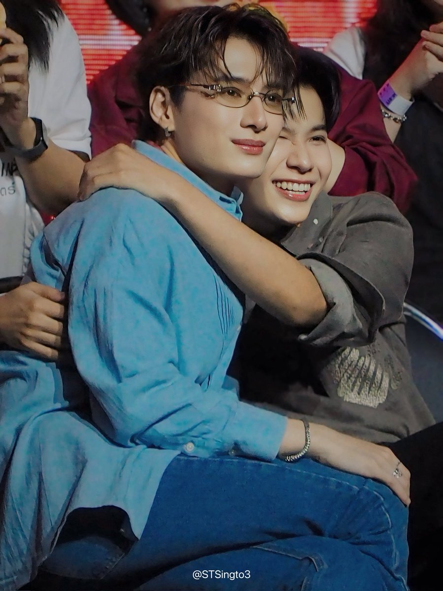 STSingto3's tweet photo. เอ็นดูเจ้าพวกก้อนนน🥰 @kristtps @stjinx_maya 

#SOTUS10thYearConcert
#SingtoPrachaya 
#KristPerawat
#คริสสิงโต https://t.co/E98incA8aA