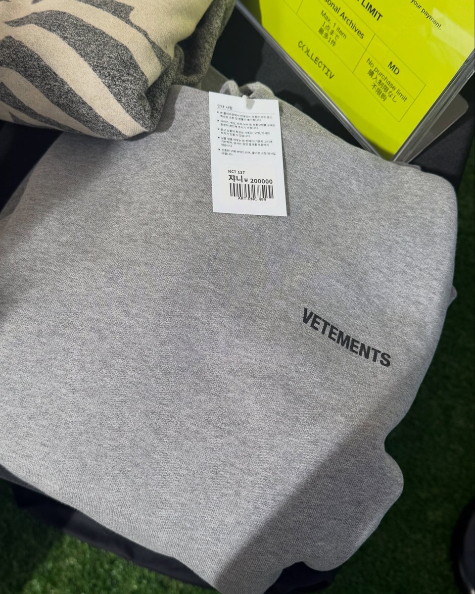 JOHNNYHOME_TH's tweet photo. ผ้าพันคอ Acne studios และ hoodie จาก Vetements ที่จอห์นนี่เคยสวมใส่ 💚

วางขายในงานฟลีมาร์เก็ต ที่รวมเอาของสะสมและชุดทำกิจกรรมของสมาชิก NCT  ชุดที่สมาชิก NCT ใส่จริงในการทำกิจกรรมตลอด 10 ปีที่ผ่านมา ไปจนถึงของชิ้นโปรดที่สมาชิกแต่ละคนรักเป็นพิเศษ

รายได้จากงานฟลีมาร์เก็ตในครั้งนี้จะถูกนำไปบริจาคผ่านมูลนิธิ ChildFund Korea (초록우산) ให้กับหลากหลายสาขา 

Cr. Hipkr_ , eyesmag

#JOHNNY #JOHNNYSUH
#쟈니 #NCT127