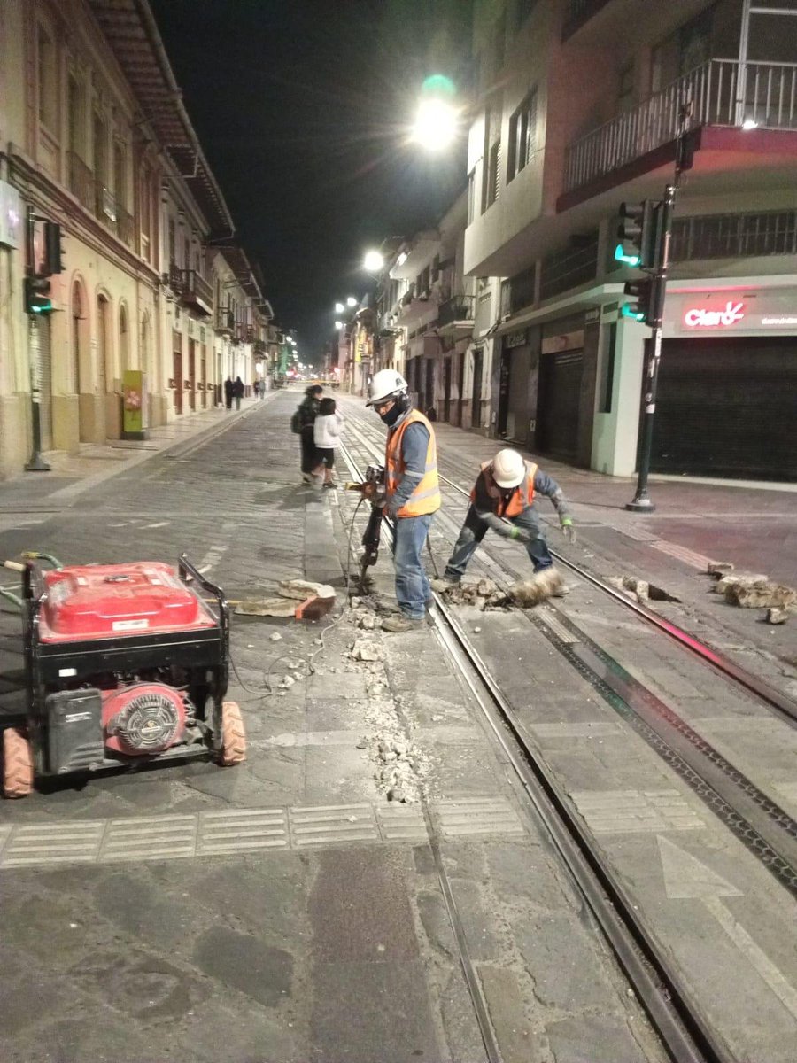 OOPPCuenca's tweet photo. 🌙👷‍♂️ Cuando Cuenca duerme, ellos siguen construyendo.

Obreros e ingenieros 👷 que dejan el descanso para trabajar hoy  noche y madrugada , en la ruta tranviaria, en la calle Gran Colombia y Tarqui, ejecutan la reposición del adoquín deteriorado.

@MarisolPenaloz2 https://t.co/GHysKpacl0