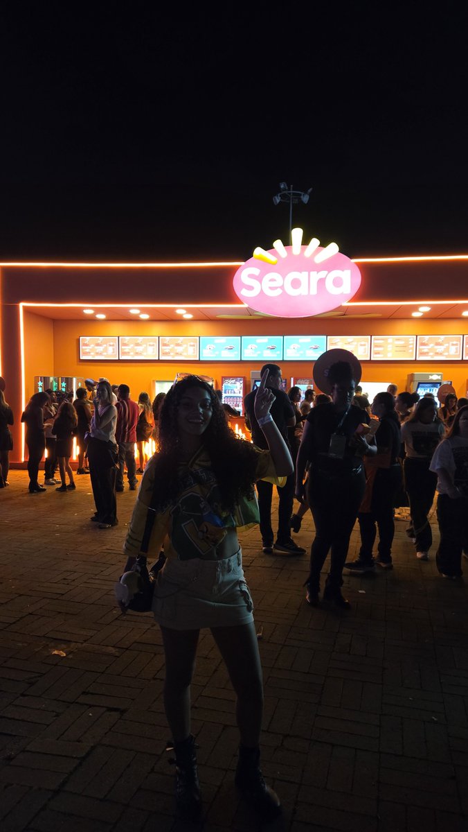 wAnnabeAnna_'s tweet photo. @seara_brasil eu ja tenho ingresso, mas LEVA A @veronicamonsors E A  @Bigduda27 PRA VER O SHOW COMIGO SEEE!!! eu e minhas bests queremos mt viver esse momento com @seara_brasil no Rock in Rio 🧡🧡🧡 https://t.co/iQp7FNeJzZ