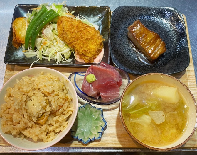forestcoffee's tweet photo. 本日の限定気まぐれ御膳は天然本マグロ御膳!お刺身・ステーキ・フライの三点セット!ホタテのバター醤油ご飯です。
#ForestCoffee #フォレストコーヒー #ランチ #元住吉 #御膳 https://t.co/rnUNtldXeK