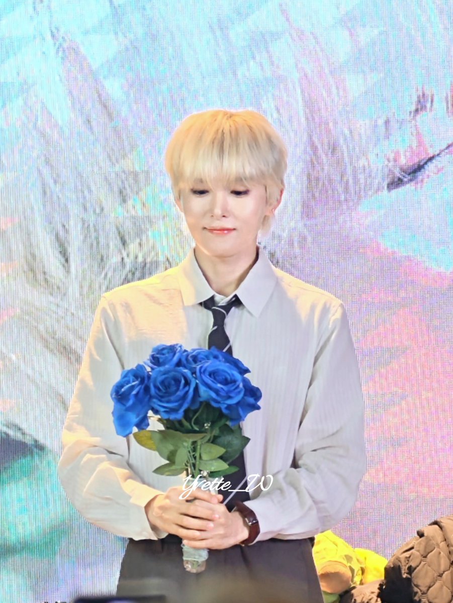 Yvette480827879's tweet photo. 高贵的小王子和他那象征奇迹的蓝玫瑰💙

260905上海签售
#RYEOWOOK #厉旭 #려욱 #リョウク https://t.co/q0rLlyGI4Z