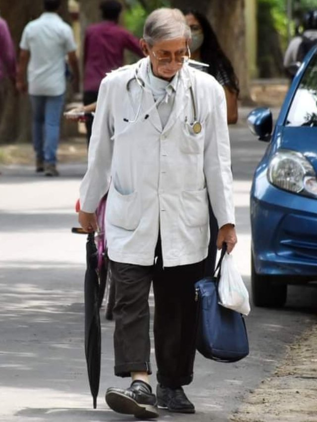 Benarasiyaa's tweet photo. Padma Shri awardee Dr TK Lahiri, 85, was allegedly abused and assaulted by associate professor Arvind Pandey in the BHU ICU where Dr Lahiri has been under observation since January this year. The trigger behind the assualt is yet to be ascertained. Famously known as "Dr God", Lahiri retired in 2003 from IMS BHU but continued to examine patients free of cost. He also continues to donate major portion of his pension. He was awarded with Padma Shri in 2006.